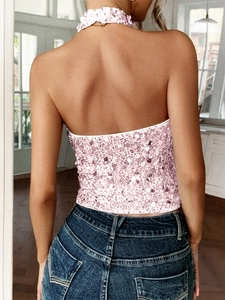 Detail eines rosa Pailletten-Haltertops mit offenem Rücken und Choker am Modell