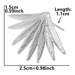 Dettaglio orecchino a lobo foglia d'argento con dimensioni 1.5cm altezza e 2.5cm larghezza