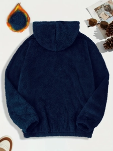 Vista piatta del retro di una felpa sherpa blu scuro con morbida trama in pile caldo
