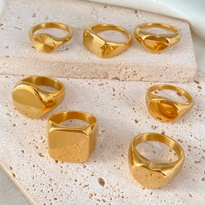 Minimalistische set van vergulde roestvrijstalen geometrische ringen