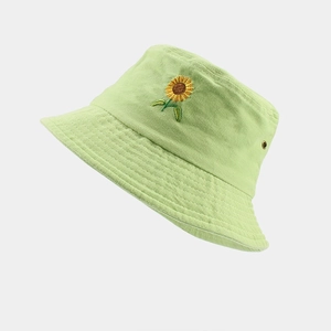 Bob en coton vert clair avec broderie de tournesol et œillets d'aération pour le plein air