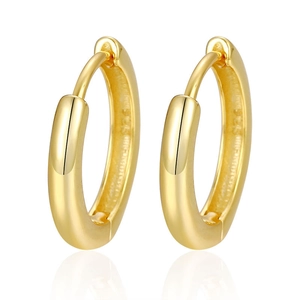 Minimalist S925 sterling silver hoop earrings in gold finish with mirror reflection