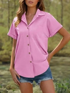 Détail d'une chemise rose à manches courtes avec col et boutons en bois pour femmes
