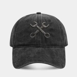 Dettaglio del cappellino in cotone lavato con ricamo a chiave e finitura stile vintage