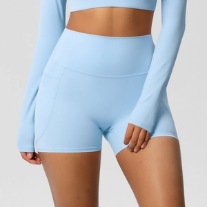 Détail du short de yoga bleu clair à taille haute avec poche latérale et tissu élastique premium