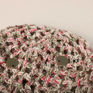 Détail du bonnet en tricot fait main montrant le tissage et les paillettes