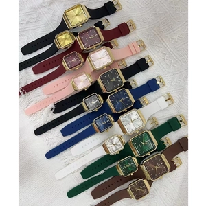 Minimalistische quadratische Gold-Armbanduhren mit Silikonbändern in mehreren Farben