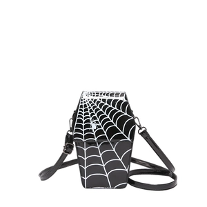 Borsa a tracolla a forma di bara con motivo a ragnatela bianca su pelle verniciata nera