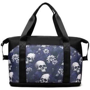 Vista dettagliata della borsa sportiva con esclusiva stampa gotica di teschi e fiori