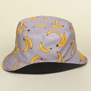 Détail de la doublure intérieure en coton noir respirant sur le chapeau bob motif bananes