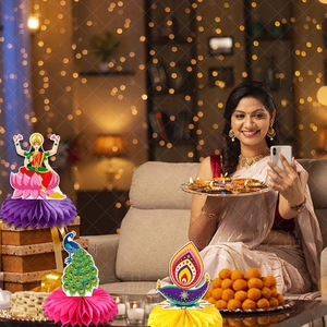 Diwali-Waben-Tischdekoration mit traditionellen indischen Motiven und Göttinnenfigur