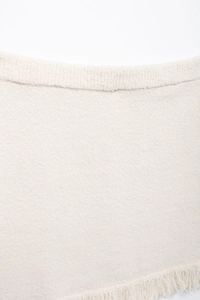 Detailansicht von beigem Tweed-Stoff mit Fransenrändern und weicher gewebter Textur