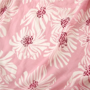 Détail de l'écharpe en coton-lin rose doux avec imprimés floraux et texture plissée