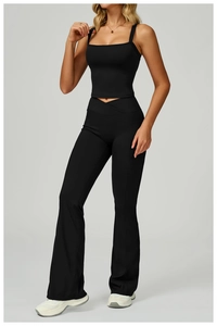 Détail du legging évasé de yoga noir à taille haute en V avec des poches latérales