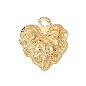 Gros plan détaillé du pendentif cœur doré avec texture de feuille pour création de bijoux