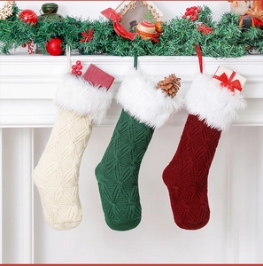 Nahaufnahme gestrickter Weihnachtssocken in Weiß, Grün und Rot mit weißem Kunstfellrand
