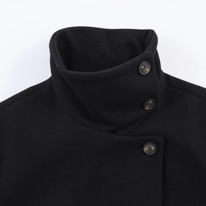 Court manteau français en laine noire avec col montant et boutons latéraux ambrés