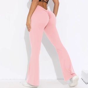 Rückansicht von pinkfarbenen Yogahosen mit hoher Taille, gerafftem Gesäß und Schlaghosen