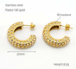 Dettaglio orecchini a C da 25mm in acciaio inossidabile placcato oro 18K con strass