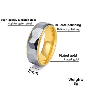 Détail d'une bague de 8mm en acier tungstène facetté avec placage or et bords polis