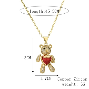 Detailansicht eines Gold-Teddybären-Anhängers mit rotem Zirkon-Herz und Maßen 3x1,7cm