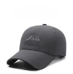 Detail der Outdoor-Sportkappe mit Berggestick und atmungsaktivem dunkelgrauem Stoff