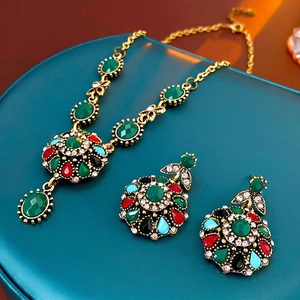 Vintage bohemian jewelry set with flower pattern necklace and earrings in gold finish