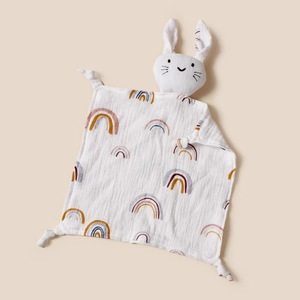 Détails du doudou en mousseline de coton avec tête de lapin et imprimé arc-en-ciel