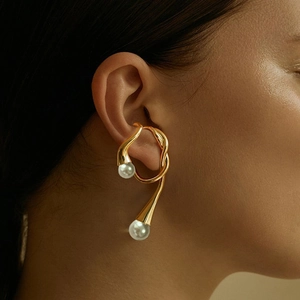 Elegante pendiente de clip dorado irregular con perlas y diseño fluido para mujer