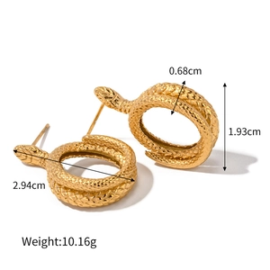 Detailed dimensions and weight of snake-shaped 18K gold earrings with scale texture