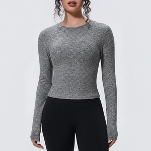 Détail d'un t-shirt de yoga gris chiné à coupe ajustée en tissu extensible et respirant