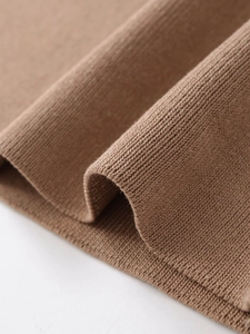 Gros plan sur un tricot marron de haute qualité avec texture tissée fine et douceur