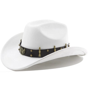 Dettaglio cappello cowboy bianco in camoscio con fascia in pelle e distintivo aquila inciso