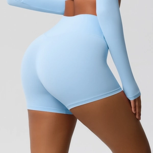 Dettaglio dei pantaloncini da yoga azzurri a vita alta in tessuto elastico senza cuciture