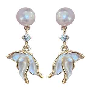 Élégantes boucles d'oreilles ailes avec pampilles, perles et cristaux dorés
