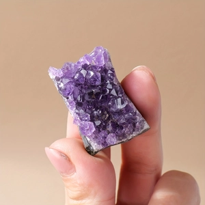 Natürliche Amethyst-Cluster-Rohmineralprobe auf neutralem beigefarbenem Hintergrund