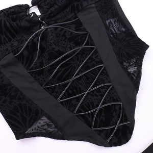 Détail d'un body en dentelle noire avec flocage, mesh et laçage croisé