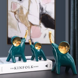 Juego de tres figuras de elefantes de cerámica en verde oscuro y dorado