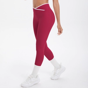 Détail du legging de yoga taille haute avec ceinture croisée en V blanche