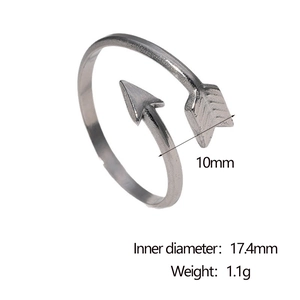 Detailed view of silver arrow open ring with dimensions 17.4mm inner diameter and 1.1g weight