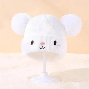 Weiße Baby Strickmütze mit flauschigen Bommelohren und niedlicher Tiergesicht-Stickerei