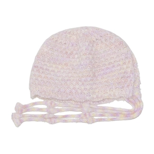 Detail der rosa Verlaufsstrickmütze mit Fransenbändern und weicher Ohrenklappenstruktur