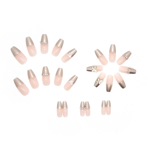 Faux ongles ballerine longs avec pointes dorées champagne et détails de papillons blancs