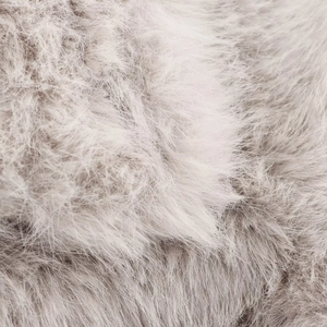 Nahaufnahme der weichen lavendelgrauen Kunstfell-Textur mit Glanz und flauschigen Fasern