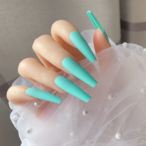 Vue détaillée de longs faux ongles ballerine mats au fini bleu tiffany élégant