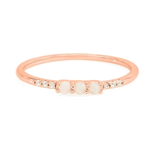 Detailansicht des Roségoldrings mit drei runden Opalen und kleinen Diamanten