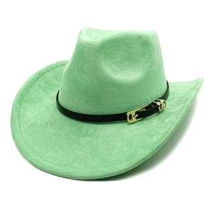 Detail eines mintgrünen Wildleder-Cowboyhutes mit schwarzem Lederband und Goldschnalle