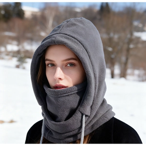 Détail de la capuche d'hiver en polaire grise avec texture épaisse et cordon ajustable