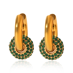 Dettaglio macro degli orecchini in acciaio inossidabile 18K con ciondoli in zircone verde