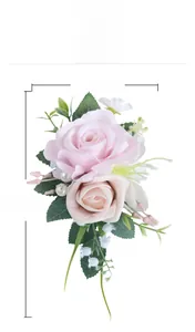 Dettaglio del fiore all'occhiello con rose artificiali rosa e champagne con misure